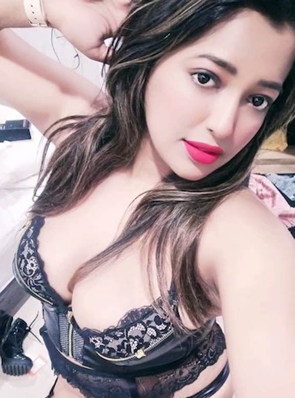 Noida aged housewife Call Girl